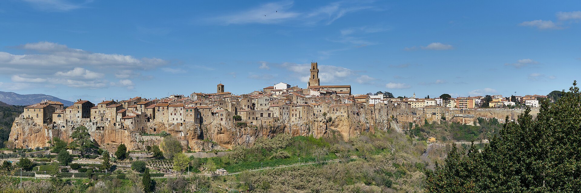 Panorama reale del borgo di Pitigliano arroccato sul tufo