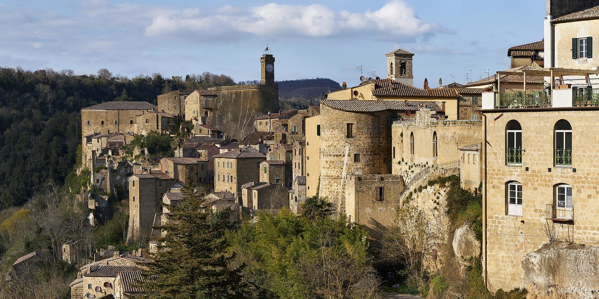 Il borgo di Sorano e la campagna della Maremma del tufo