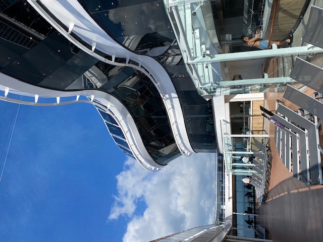 Ponte coperto con lettini e bar a bordo della MSC Meraviglia
