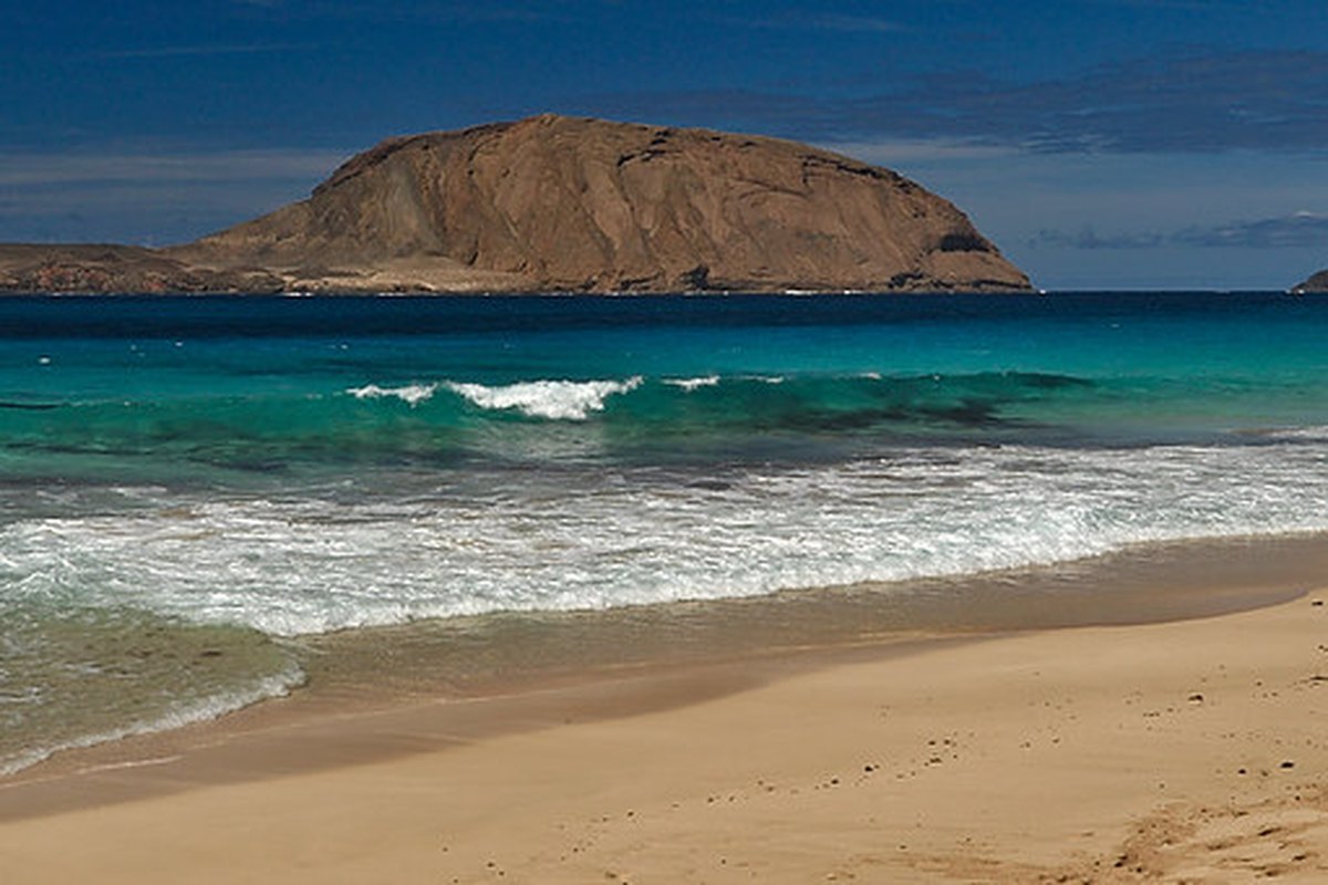 Una spiaggia dorata e l’oceano turchese davanti a La Graciosa